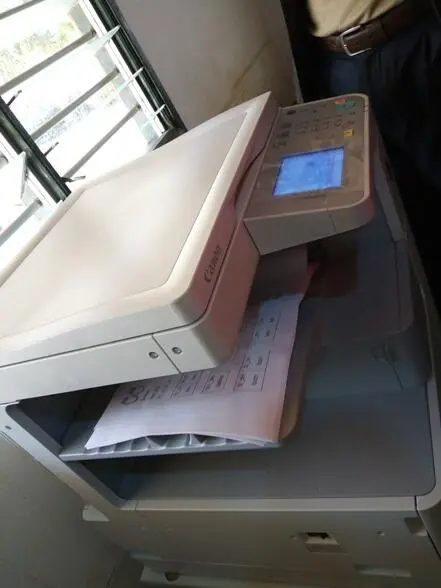 Muaba diɛni nyiɛ kadapiena po. / Impression sur papier. / Printing on paper.