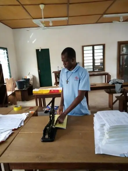 B tu cebn kadaaɔg kul siign yen kuda i. / Agrafage. / Stapling.