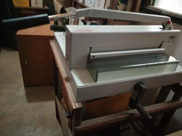 B tu jiɛl kadaaɔg kul kuni po yen maasinn i. / Massicot pour tailler les bords du livre. / Cutter for trimming book edges.