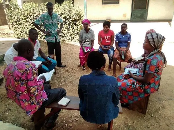 Yendu kadapaaɔnŋ liinu youg. / Lecture du Nouveau Testament Moba. / Moba New Testament reading time.