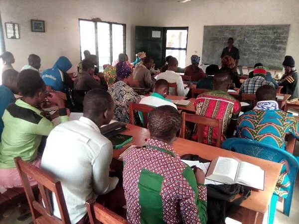 Tunda tenu cagciɛɔnŋ n. / Séance de cours dans la salle. / Teaching time in class.