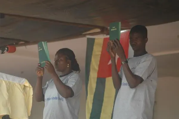 B ŋɔnŋ niwulug Yendu Kadapaaɔnŋ. / Présentation du NT Moba au public. / Presentation of the Moba NT to the public.