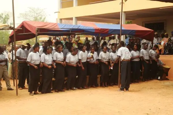 B dond Yendu yen yani / Louer Dieu avec les chants. / Praise God with singing.