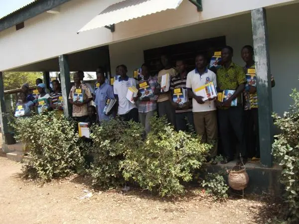 B gaal banm nba nyuan "Yiesu Kristo ninnaɔnŋ kadaaɔg" g bu banŋ lieb i. / Les formés pour enseigner la Bande Dessinée Jésus le Messie. / Those trained in teaching the Jesus Messiah Picture Book.